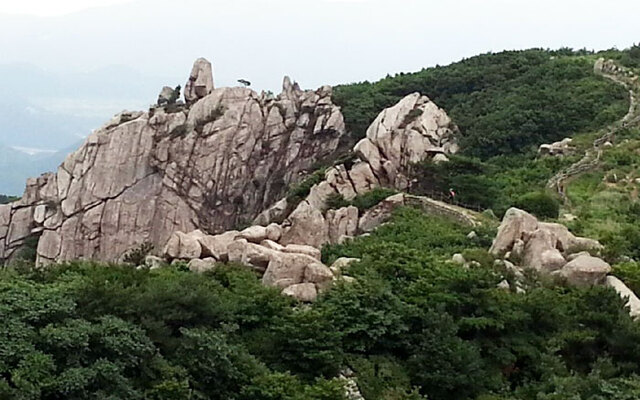 ▲ 금정산은 부산시민들뿐만 아니라 전국 등산객으로부터 사랑을 흠뻑 받고 있는 부산의 진산이다. 옛 성곽들의 흔적과 기암을 보며 자연 속을 걸어보는 재미가 쏠쏠한 산행코스다.