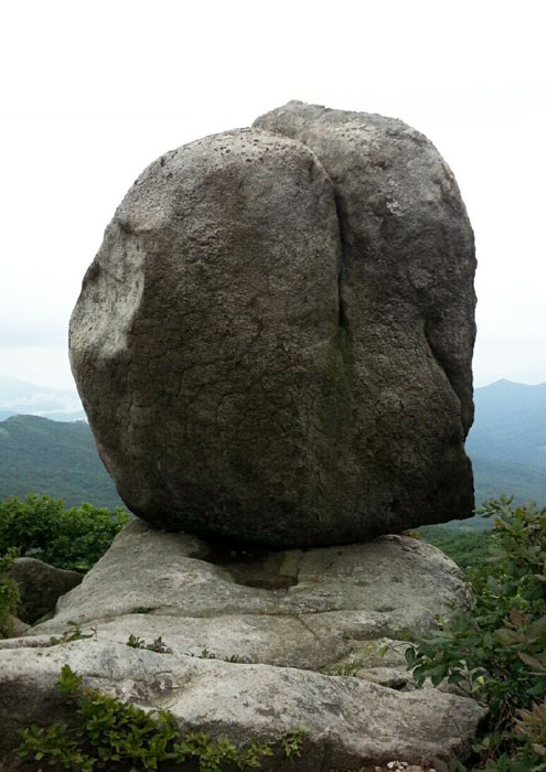 ▲ 금정산 산행에서 만나는 암봉.