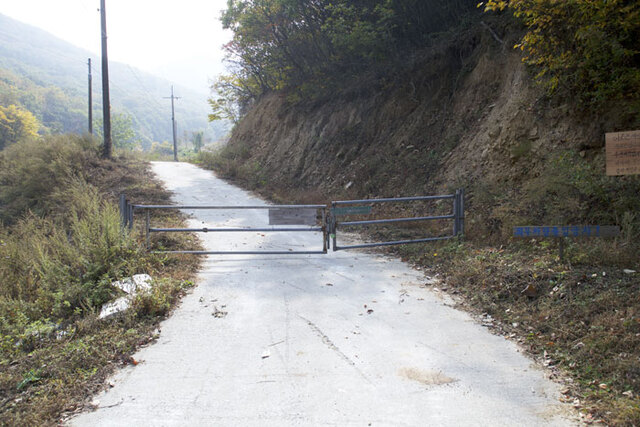 ▲ 경주시 도리 인내산의 발원지 입구를 막고 있는 사유지 표지판. 발원지 바로 아래 캠핑장이 들어서 있어 일반인의 출입이 금지되어 있다.