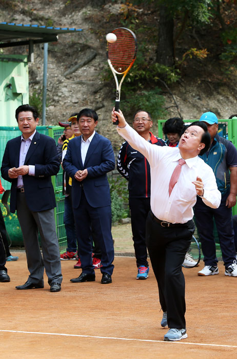 ▲ 대회를 축하하고자 방문한 이강덕 포항시장(왼쪽)과 이병석 국회의원이 개막식 후 깜짝 대결을 펼치고 있다. <br /><br />/이용선기자