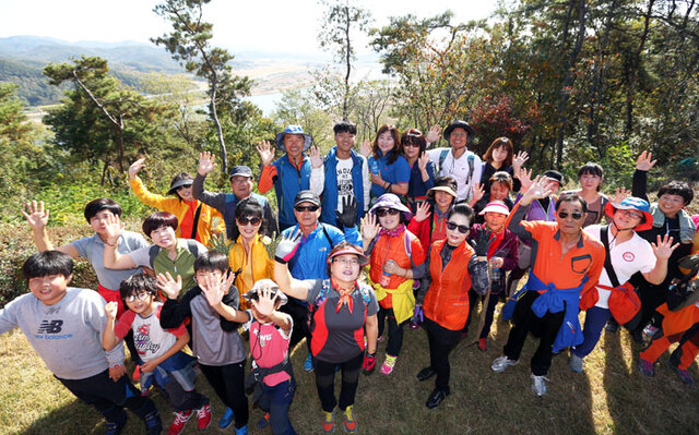 ▲ 경북매일신문사가 주최·주관하고 경상북도와 구미시가 후원한 `2015 구미 금오산 녹색길 걷기대회`에 참가한 시민들이 낙동강의 아름다운 풍경이 내려다보이는 전망대 앞에서 환한 표정으로 카메라를 향해 손을 흔들고 있다. <br /><br />/이용선기자 photokid@kbmaeil.com