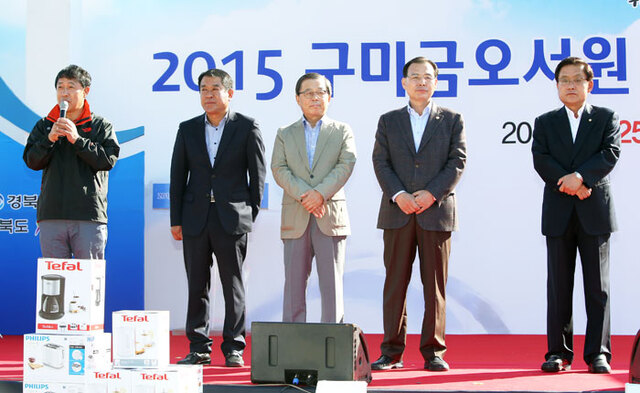 ▲ 최윤채 경북매일신문 사장(왼쪽부터), 윤창욱 경북도의회 부의장, 남유진 구미시장, 김익수 구미시의회 의장, 김태환 국회의원이 걷기대회에 참가한 시민들에게 인사말을 하고 있다.