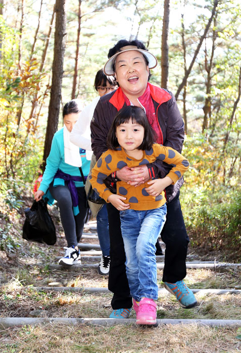 ▲ 힘내라 우리 딸! 한 참가자가 힘들어하는 딸을 안아주며 같이 걷고 있다.