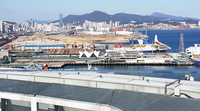 ▲ 부산 도심의 롯데백화점 광복점 옥상 정원에서 바라본 부산북항 일대.
