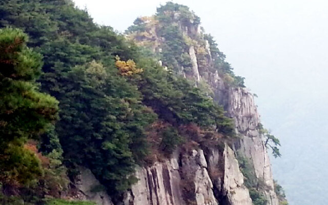 ▲ 관룡산에서 이어지는 멋진 바위지대 모습.