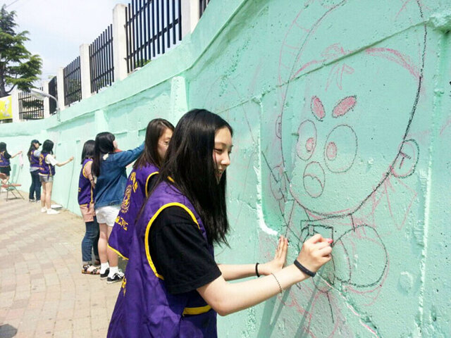 ▲ 포항예술고 미술과 학생들이 벽화 그리기 재능기부 봉사활동을 펼치고 있다.