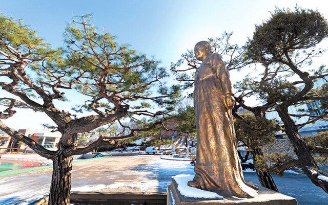 ▲ 경북여성정책개발원은 18일 김천고에서 올해의 경북여성인물로 선정된 최송설당 여사를 재조명하는 `2015 경북 여성인물 재조명 심포지엄`을 연다. 최송설당 동상과 초상화(위)