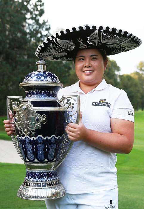 ▲ 박인비가 미국여자프로골프(LPGA) 투어 로레나 오초아 인비테이셔널에서 우승한 뒤 트로피를 들고 미소 짓고 있다. <br /><br />/연합뉴스