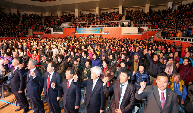 ▲ 포항지역의 노사민정 관계자와 시민 등 5천여 명의 참석자가 다함께 철강산업의 재도약과 경제활성화를 위한 염원과 희망을 담은 구호를 제창하고 있다.