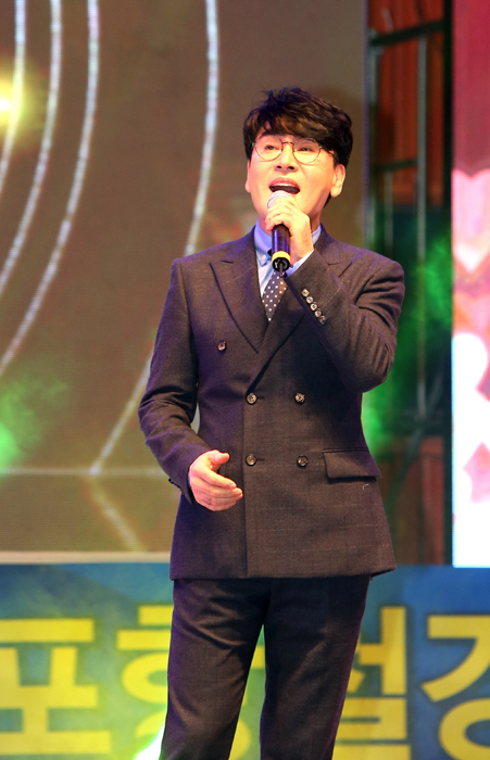▲ 인기드라마 주제가로 더욱 친숙해진 조항조의 흥겨운 공연.
