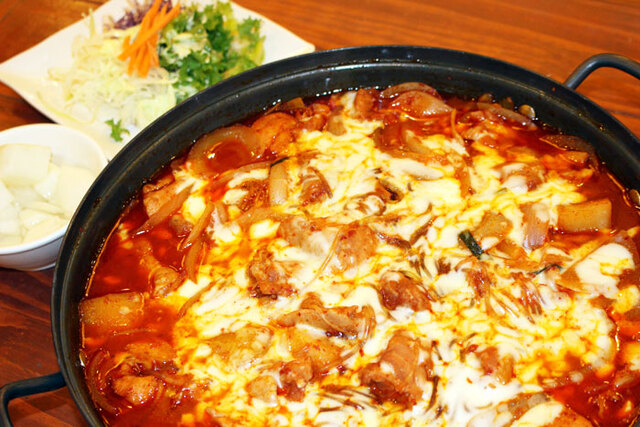 ▲ 치즈 얹은 매운맛 찜닭. 특제 양념에 김가루를 넣고 치즈를 얹은 볶음밥도 빼놓을 수 없다.