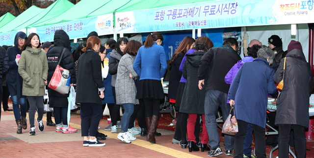 ▲ 무료시식장에 시민들의 발길이 이어지고 있다.