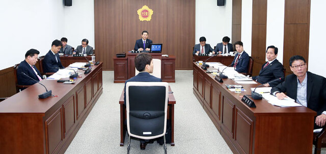 ▲ 대구시의회 건설교통위원회 위원들이 올해 대구시 행정사무감사를 열고 철저한 검토와 심의를 펼치고 있다.    <br /><br />/대구시의회 제공