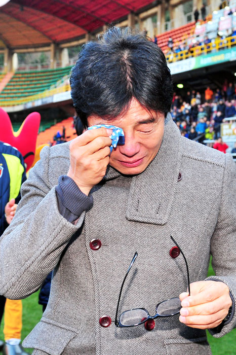 ▲ 포항 황선홍 감독이 29일 경북 포항스틸야드에서 열린 2015 현대오일뱅크 K리그 클래식 FC 서울과의 재임 마지막 경기 중 밝은 표정을 짓다가 경기를 마친 후 눈물을 흘리고 있다. <br /><br />/연합뉴스