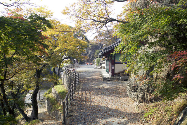 ▲ 오봉산 정상에 위치한 주사암 입구. 절은 아담하고 고즈넉하다.