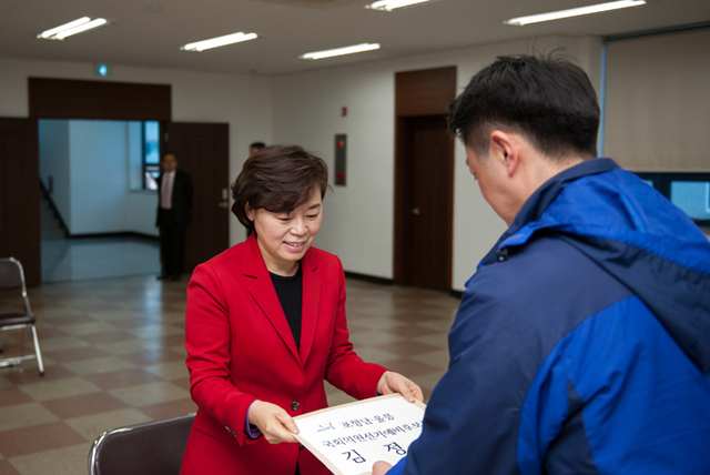 ▲ 김정재 포항남·울릉 예비후보가 선관위 관계자에게 예비후보 등록증을 받고 있다.