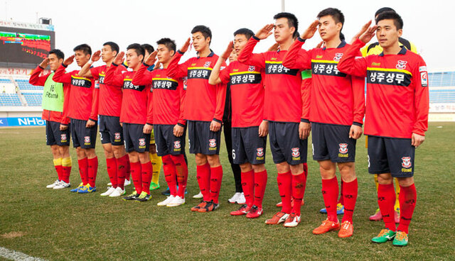 ▲ 상주상무축구단 선수들이 출전에 앞서 인사를 하고 있다.