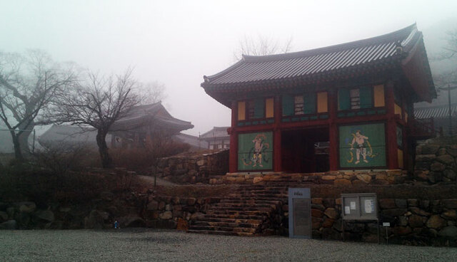 ▲ 겨울 안개로 둘러쌓인 성주 선석사.<br /><br />