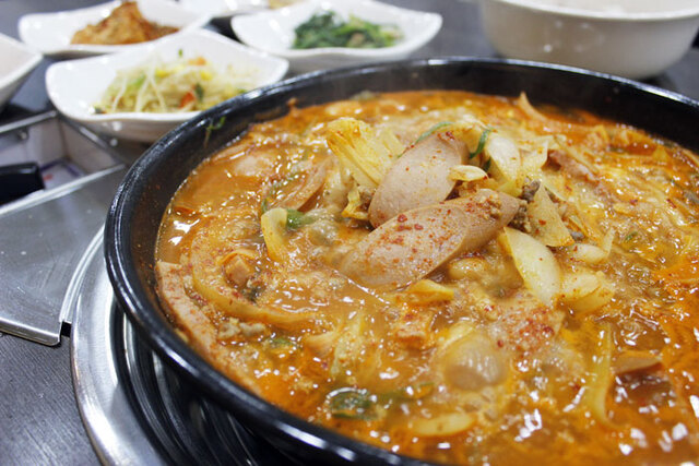 ▲ 김치로 육수를 우려내 맑고 시원한 국물 맛이 특징인 부대찌개.