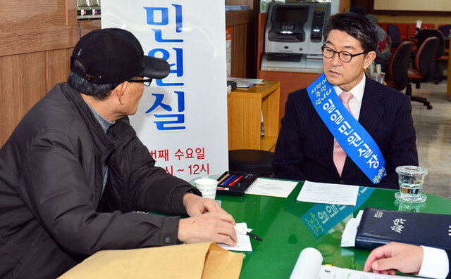 ▲ 영주시는 시민들의 민원 고충을 해소키 위해 매주 수요일 시청 민원실에서 시민과 만남의 장을 운영하고 있다.