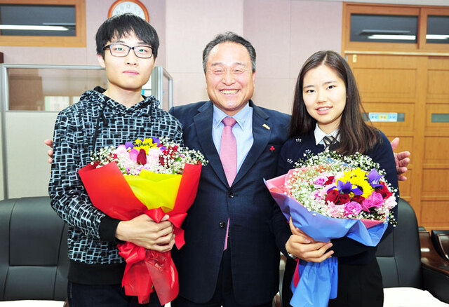▲ 김영만(가운데) 군위군수가 서울대 합격생들과 함께 기념촬영을 하고 있다.                                                       /군위군 제공