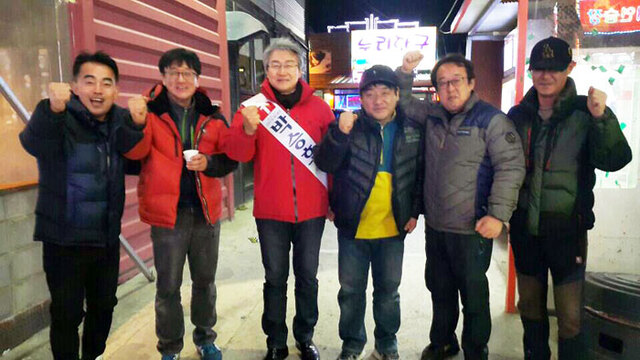 ▲ 박승호 예비후보가 젊은이들이 즐겨 찾는 쌍용사거리에서 시민들과 파이팅을 외치고 있다.