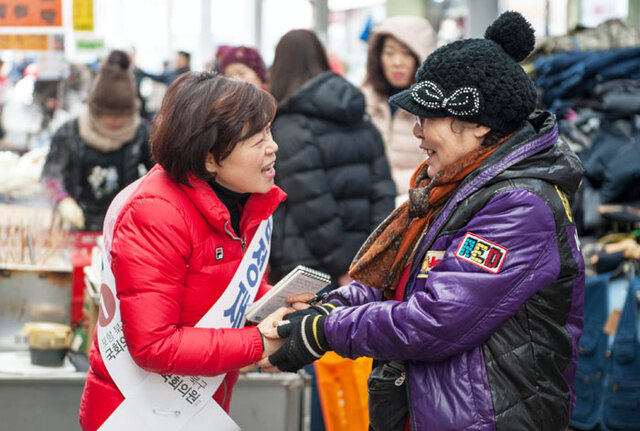 ▲ 김정재 예비후보가 포항북구로 선거구를 옮긴 후 죽도시장에서 표밭을 다지고 있다.