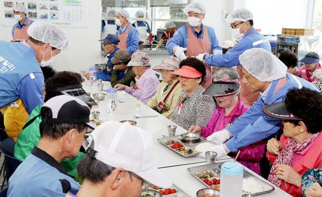▲ 포스코패밀리 임직원들이 지난해 해도동 무료급식소 `포스코 나눔의 집`을 방문해 배식 봉사에 나선 모습.