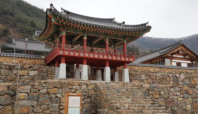 ▲ 마을과 들을 동무 삼아 산 중턱에 자리하고 있는 경산 반룡사.<br /><br />