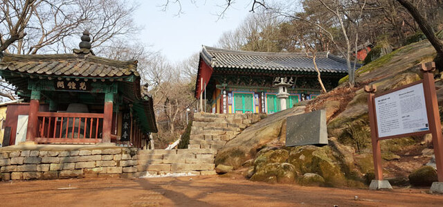 ▲ 돌 계단 위에 올려진 경주 백률사의 모습이 아름답다.<br /><br />