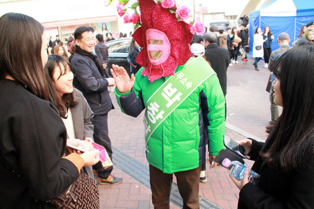 ▲ 대구중·남구 무소속 박창달 예비후보가 꽃 복면을 착용하고 선거운동을 벌이고 있다.
