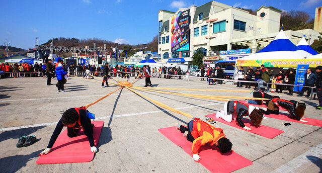 ▲ 지난해 축제에서 열린 대게 줄당기기 모습. <br /><br />/울진군 제공