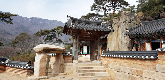 ▲ 조계종 통도사의 산내암자 중 하나인 통도사 자장암은 이름에서 알 수 있듯, 계율이 높은 자장율사가 통도사를 짓기 전에 이곳의 석벽 아래에서 수도하며 창건했다. <br /><br />