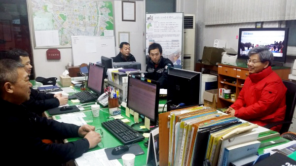 ▲ 조재정(안양 동안을) 예비후보가 야간근무 중인 안양소방서 귀인119안전센터를 방문, 소방관들의 노고를 격려하고 있다.