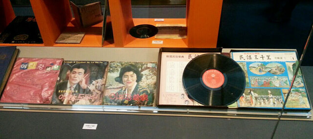 ▲ 아리랑을 노래한 1970~80년대 음반들.