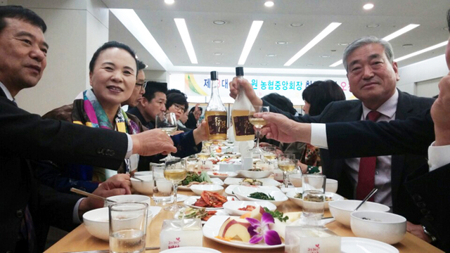▲ 포항을 대표하는 전통주 흥곡약주가 지난 15일 농협중앙회장 취임기념 오찬 행사에서 건배주로 사용됐다.   <br /><br />/흥곡약주 제공