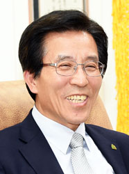 ▲ 문경아리랑과 관련한 인터뷰를 진행 중인 고윤환 문경시장.