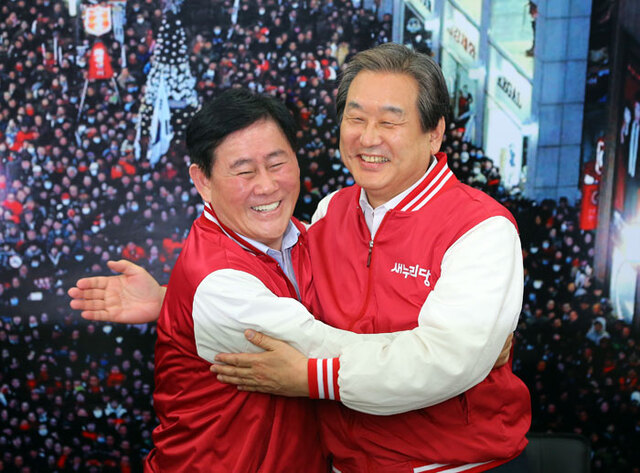 ▲ 새누리당 김무성 대표와 대구·경북권 선거대책위원장을 맡고 있는 최경환 의원이 30일 오후 대구 수성구 새누리당 대구시당에서 열린 회의에서 서로 포옹하고 있다.  <br /><br />/연합뉴스
