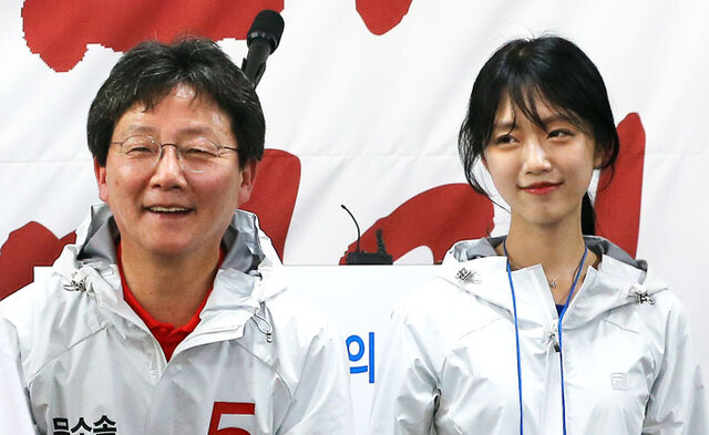 ▲ 무소속 유승민(대구 동구을)후보의  딸 유담씨(사진 오른쪽)가  선거사무소 개소식에서 지지자들에게 인사하고 있다.                                                                         /연합뉴스