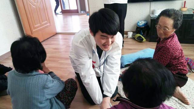 ▲ 무소속 박승호(포항북) 후보의 아들 희천씨가 경로당을 찾아 할머니들에게 아버지 지지를 호소하고 있다.