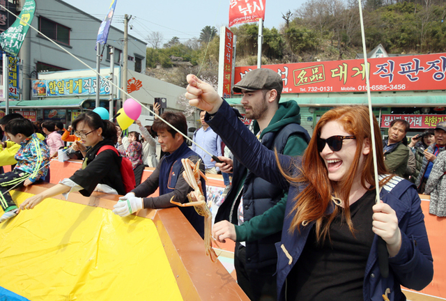 ▲ 대박 황금영덕대게낚시 대회에 참가한 외국인 여성 관광객이 영덕대게를 낚아 올리며 기뻐하고 있는 장면.<br /><br />/영덕군 제공