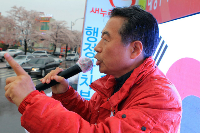 ▲ 유세차로 지역을 순회하다가 멈추고 10여분가량 연설한 뒤 주민들과 직접 만나는 식으로 선거운동 방식을 전환한 정종섭 후보가 유세를 펼치고 있다.<br /><br />