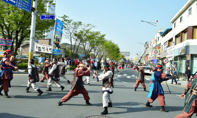 ▲ 대가야 체험축제 프로그램의 하나로 펼쳐진 `대가야 진군 퍼레이드`.
