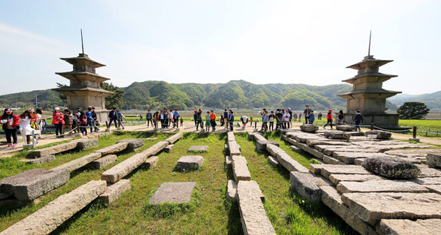▲ 신라 문무왕과 신문왕의 호국의지가 축조한 감은사. 학생들이 그 절터를 둘러보고 있다.