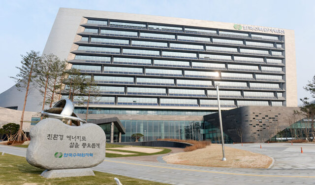 ▲ 4.13총선이 끝나면서 영덕 원전건설이 본격적으로 논의될 전망이다. 원전이 건설되면 지역인재 채용, 세수증대로 인한 지역사업활발 등 장점이 있지만, 안전성 문제 등 단점도 있어 주민설득이 관건으로 작용되고 있다. 사진은 신고리 원전 전경과 본사 건물.