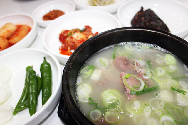 ▲ 깔끔한 국물과 넉넉한 고기가 들어간 소머리곰탕.