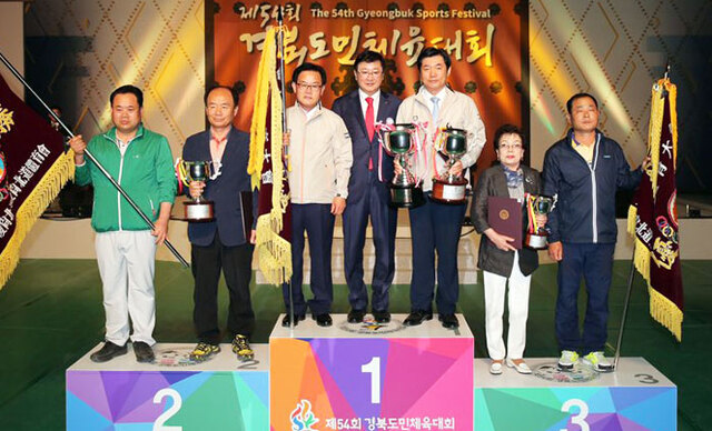 ▲ 군부 1, 2, 3위에 입상한 칠곡군, 울진군, 성주군이 시상식 후 기념촬영을 하고 있다.