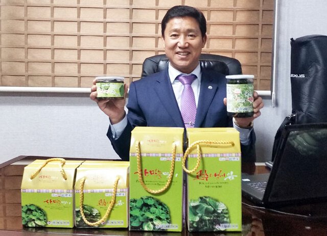 ▲ ㈜독도무역 윤성근 대표가 산마늘 명이나물 제품을 들어 보이고 있다.