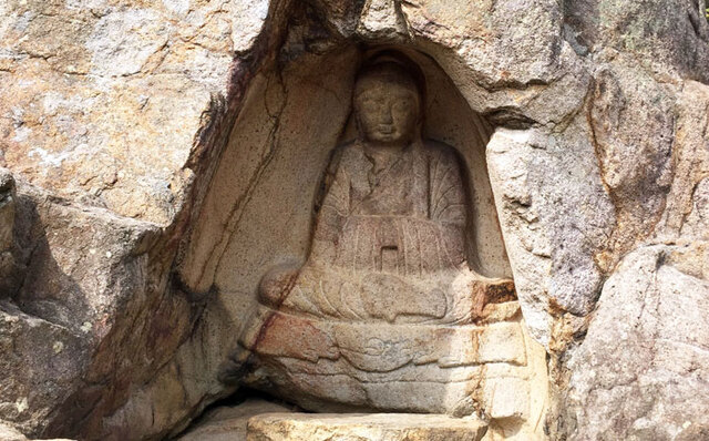 ▲ 할매부처(보물 제198호 경주불곡마애여래좌상). 석굴을 파고 새겼는데, 저 석굴을 감실이라 부른다.