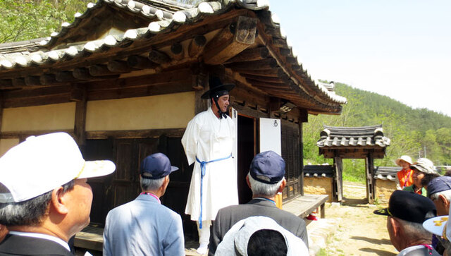 ▲ 투어 참가자들이 소류정 앞에서 설명을 듣고 있다. /청송문화관광재단 제공<br /><br />